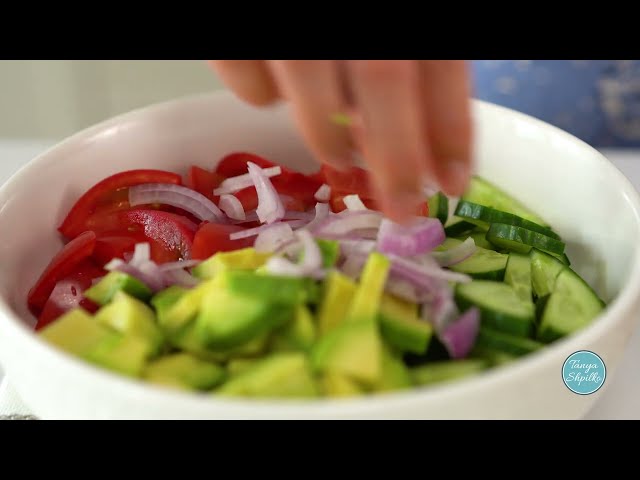 Простой овощной салат с авокадо
