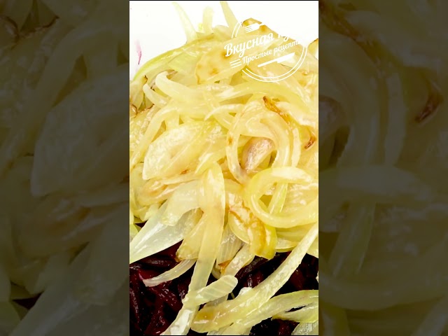 Простой свекольный салат с жареным луком и огурцами
