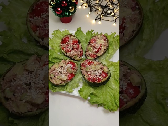 Новогодняя закуска Лодочки из авокадо с тунцом