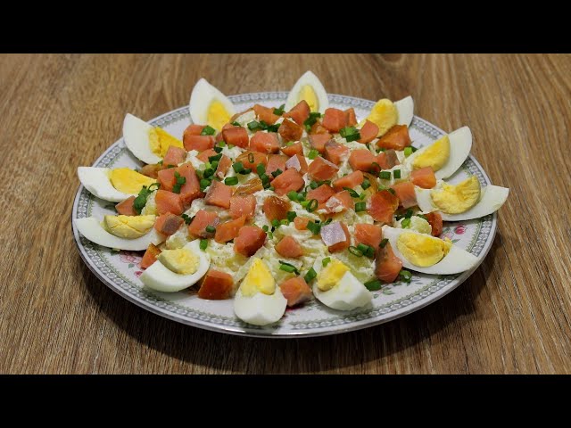 Сытный картофельный салат с яйцом и копченой красной рыбой