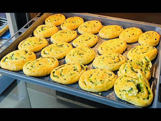 Слоёные булочки с зелёным луком