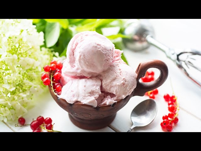 Сливочное мороженое с красной смородиной