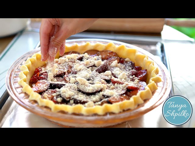 Сладкий и ароматный пирог со сливами и кокосовой крошкой