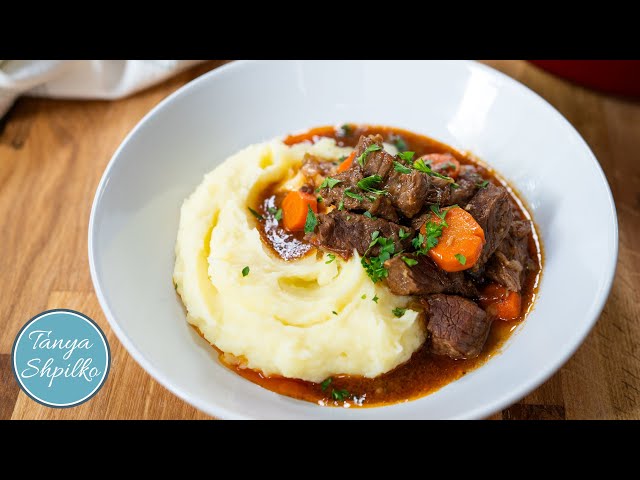Нежная и сочная тушеная говядина с овощами и томатным соусом