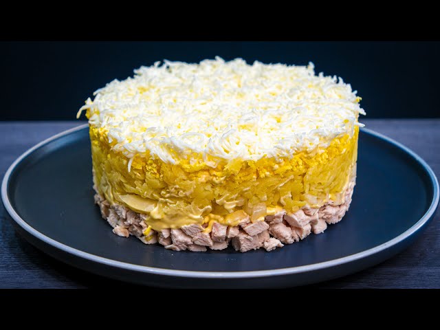 Салат с куриным филе и маринованным луком