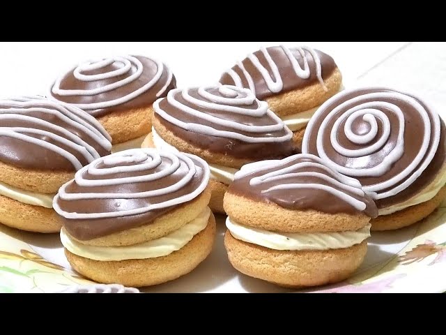 Нежное пирожное с ванильным кремом и шоколадной помадкой
