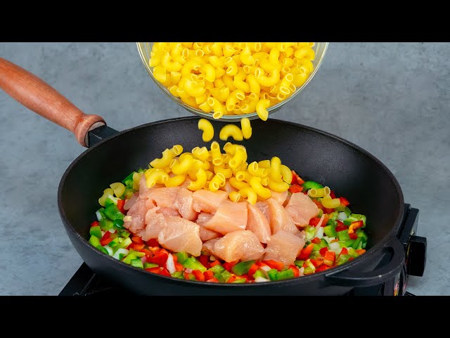 Паста с курицей и овощами в томатном соусе