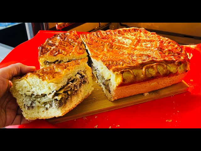 Дрожжевой пирог с мясным фаршем, луком и грибами