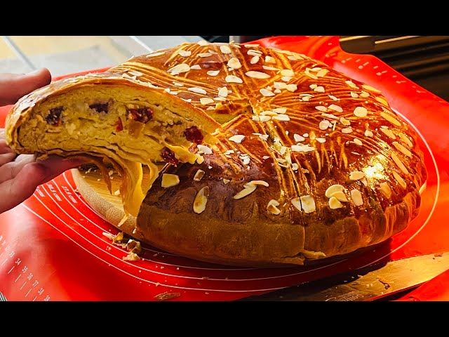 Сдобный пирог с сухофруктами и орехами