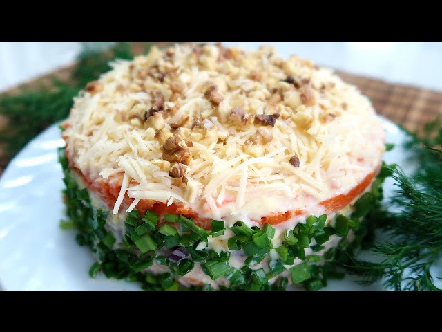 Салат с копченой курицей, морковью и орехами