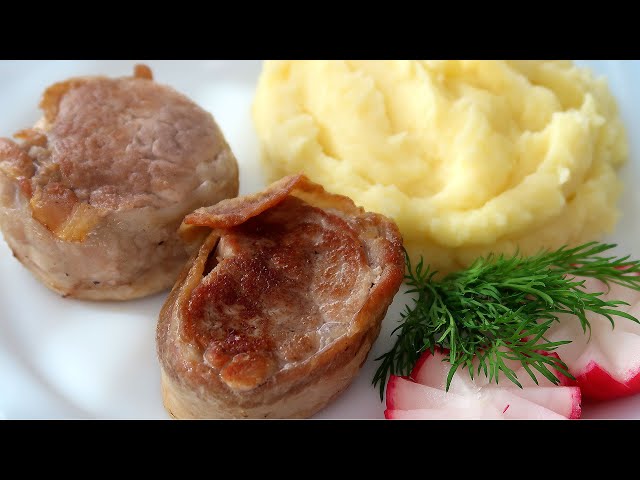 Свиные медальоны с беконом и сметанным соусом