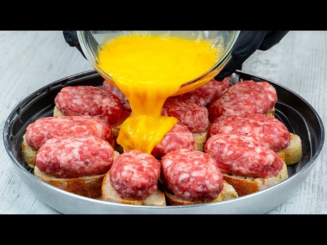 Гренки с фаршем и яйцами на сковороде с овощным салатом