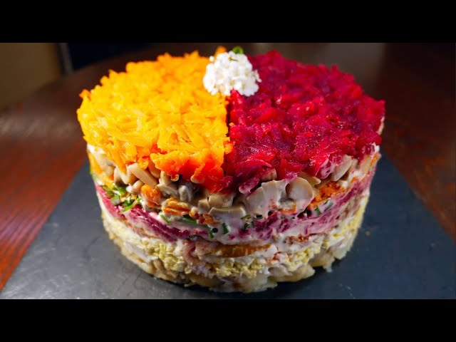 Слоеный салат с курицей, грибами и овощами Слоеный салат с курицей, грибами и овощами