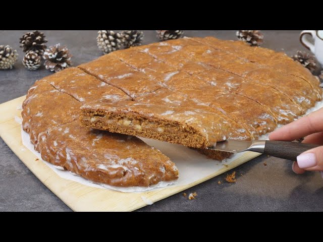 Пряный медовый пирог с варёной сгущёнкой и орехами