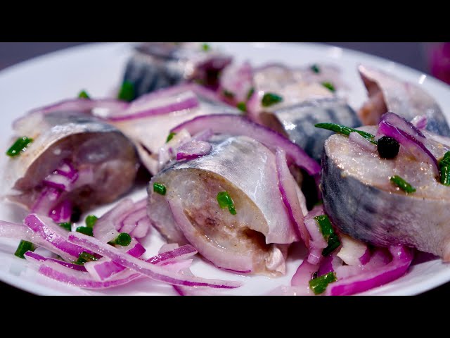 Маринованная скумбрия с луком и специями