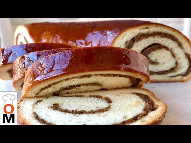 Сладкий рулет с орехами, черносливом и лимоном