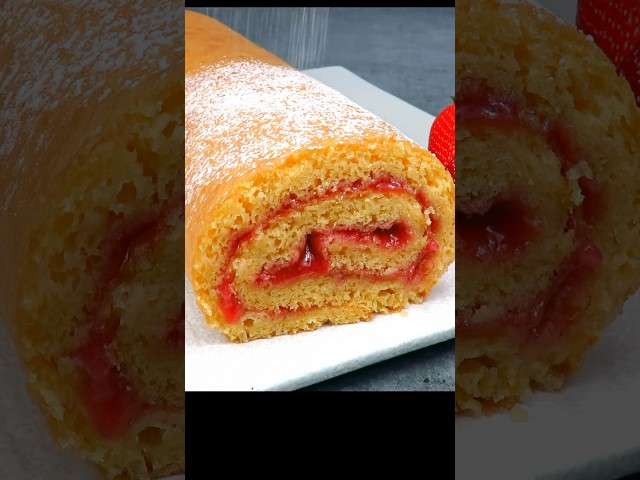 Бисквитный рулет с клубничным конфитюром