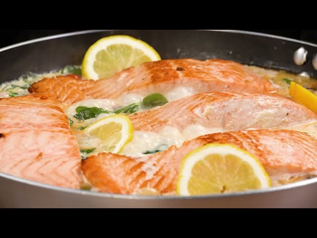 Нежный лосось со сливочным соусом и картофельным пюре