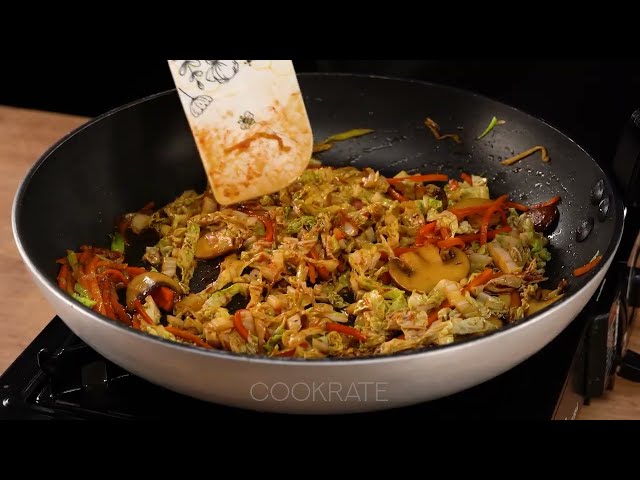 Ароматный жареный рис с яйцами и овощами