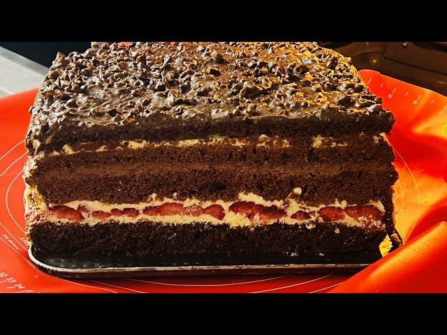 Нежный торт с клубникой, шоколадом и заварным кремом