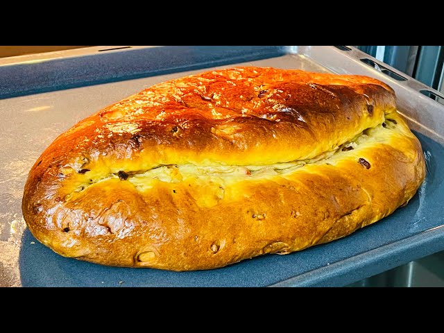 Ароматный дрожжевой пирог с сухофруктами, орехами и марципаном