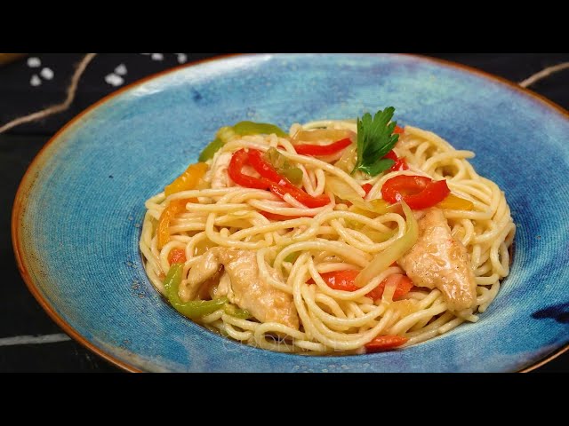 Паста с курицей, овощами и пивным соусом