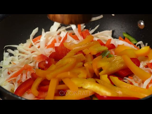 Паста с овощами и хрустящей курицей в сливочно-соевом соусе