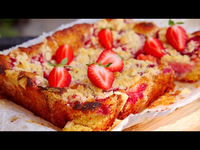 Сочный пирог с клубникой и ванильной посыпкой