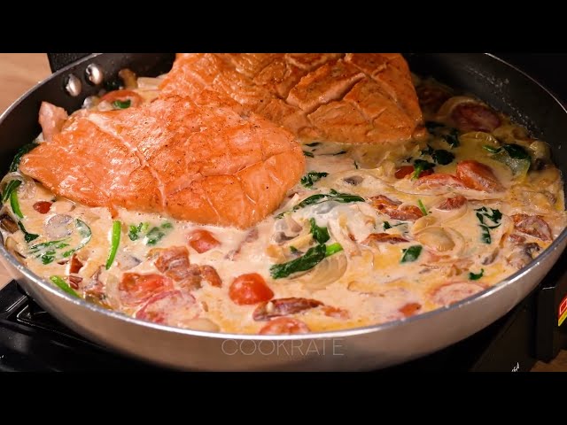 Лосось в сливочном соусе со шпинатом и грибами с картофельным пюре
