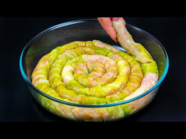 Запечённая капуста с фаршем и грибами под томатным соусом