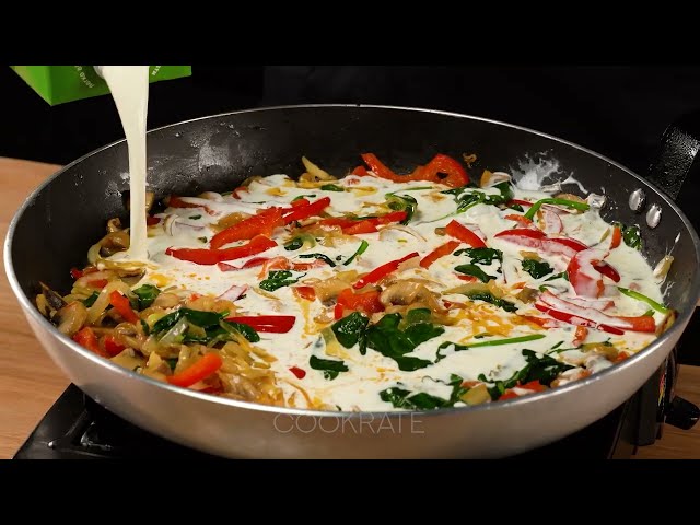 Лосось на сковороде со сливочно-грибным соусом и картофельным пюре