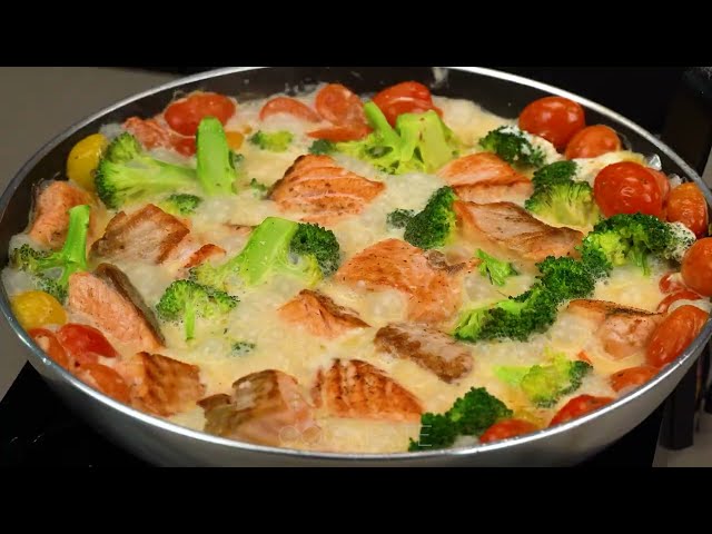 Запечённый лосось с брокколи и сливочным томатным соусом