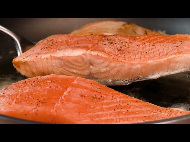 Лосось с чесночно-травяным маслом и рисом