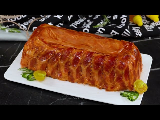 Запечённый бекон с куриной начинкой и картофельным пюре под соусом