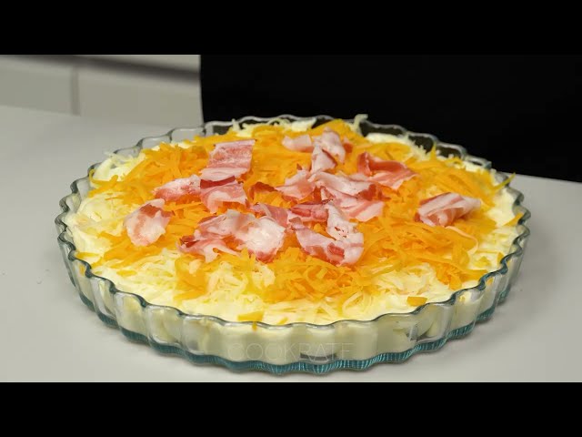 Яичная запеканка с хлебом, сыром и беконом