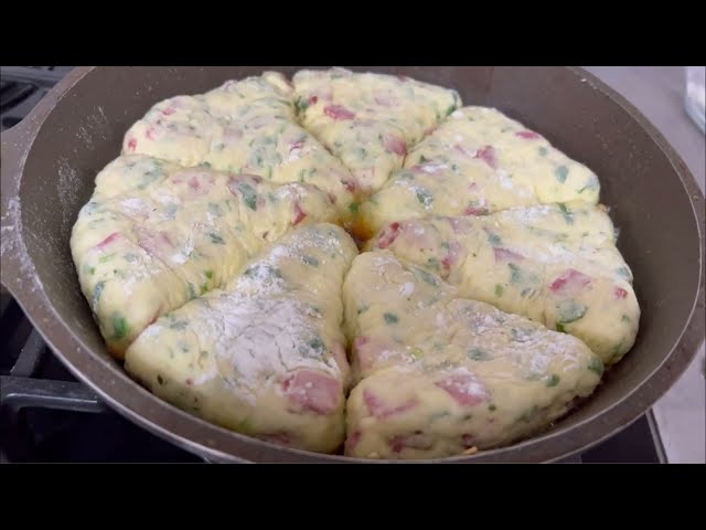 Быстрые лепёшки на сковороде с колбасой и зеленью