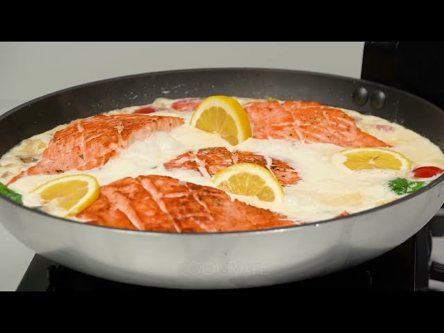 Нежный лосось со сливочным соусом и рисом на куркуме