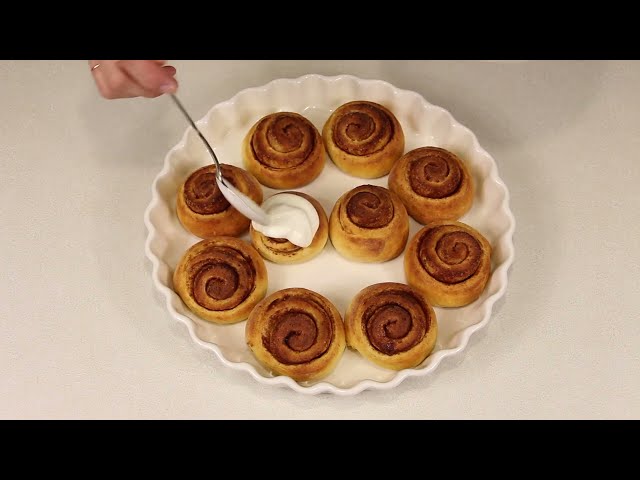 Синнабоны с творогом и корицей под сметанным кремом