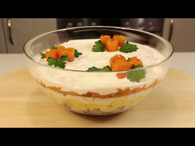Постный салат с сельдью, шампиньонами и овощами