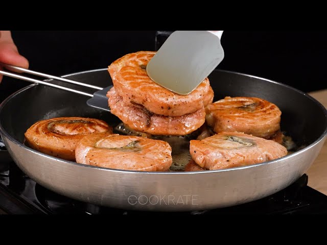Лосось на сковороде с шампиньонами и шпинатом в сливочном соусе