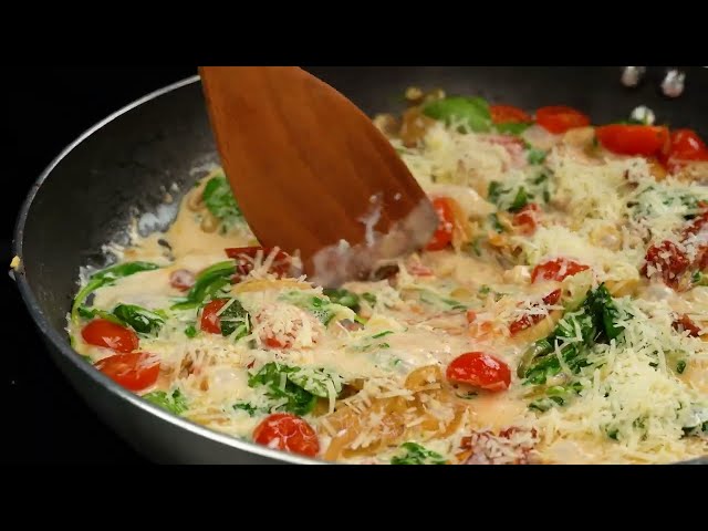 Лосось на сковороде с грибами и сливочным шпинатом