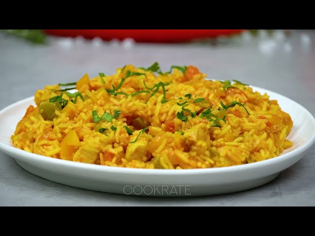 Куриное филе с рисом и овощами в томатном соусе