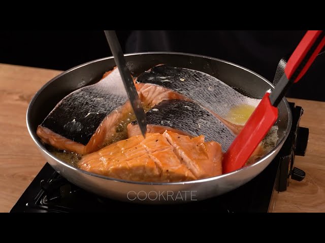 Лосось на сковороде с грибным сливочным соусом и шпинатом
