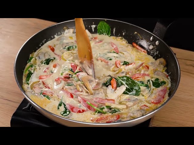 Лосось на сковороде с грибами и сливочным соусом