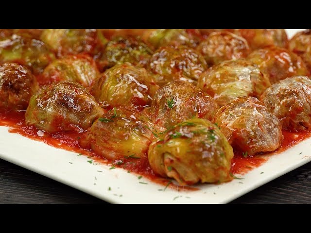 Шарики из капусты с мясом и грибным соусом