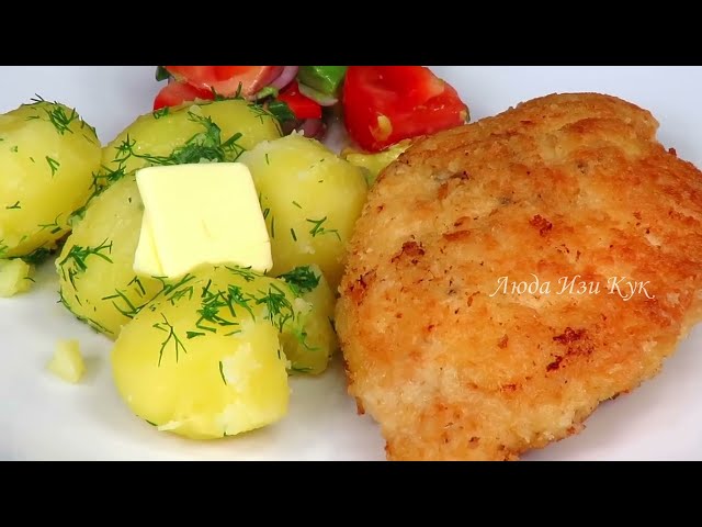 Куриные кармашки с сырной начинкой, гарниром из картофеля и свежим салатом