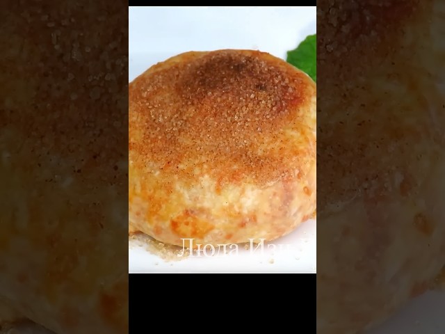 Слоеные пирожки с яблоками и сыром