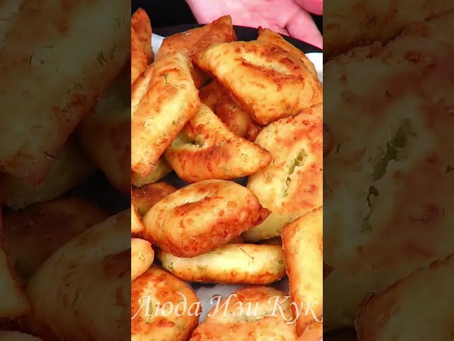 Пышные пирожки на сковороде с сыром и укропом