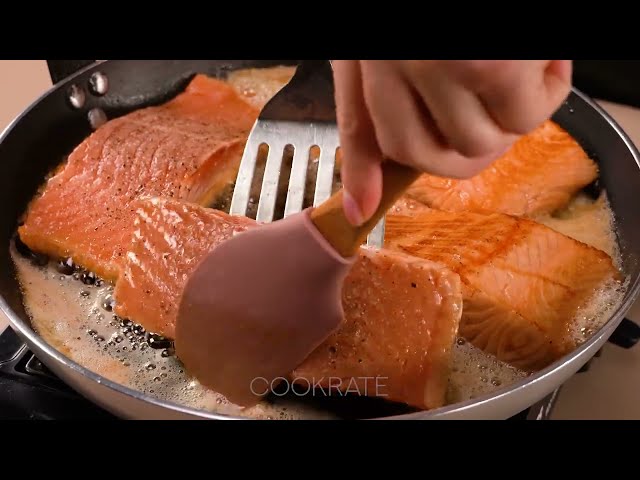 Лосось с овощами и картофельным пюре на сковороде