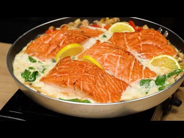 Лосось с шампиньонами и шпинатом на сковороде